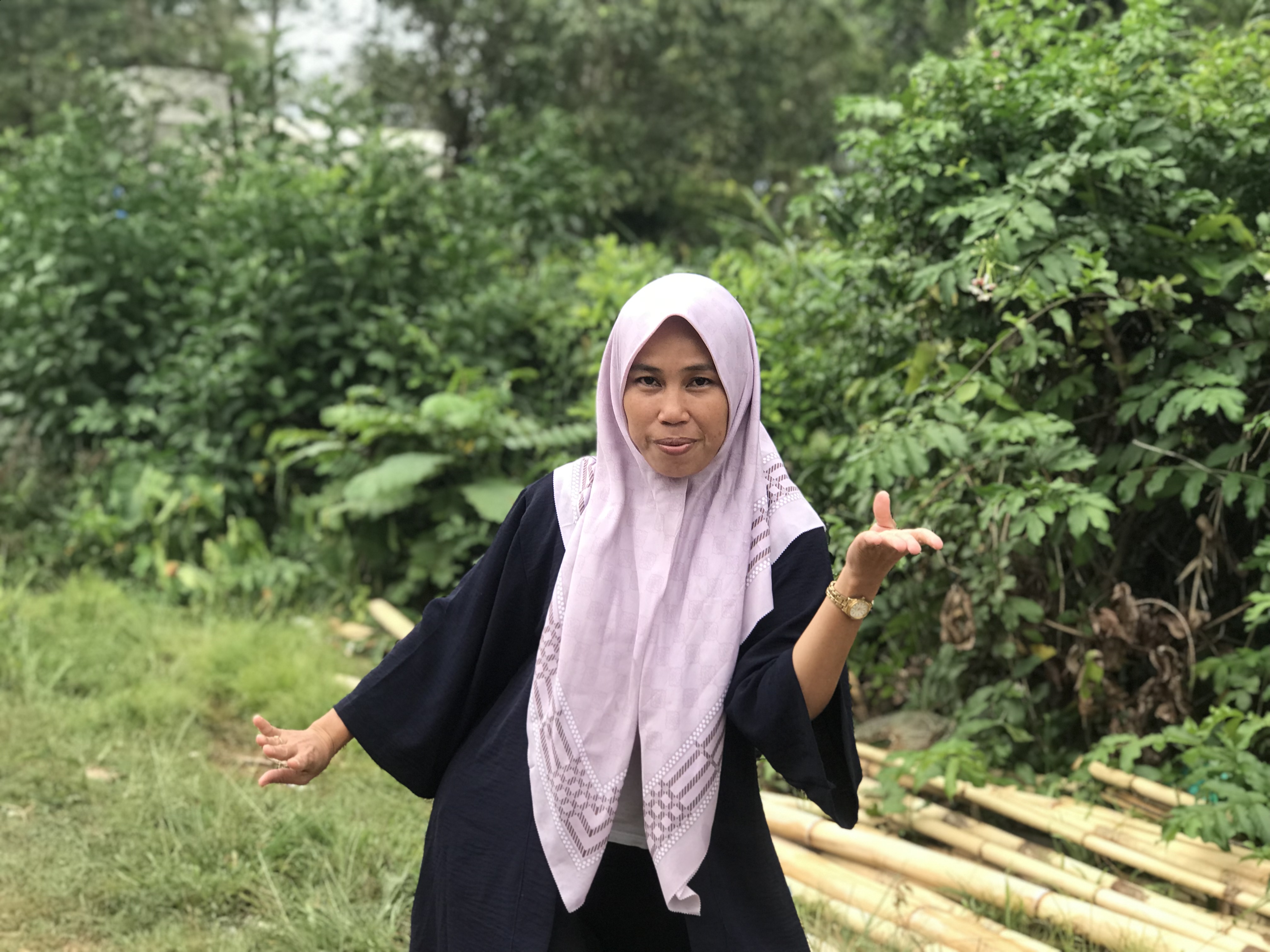 Yati Dahlia saat memperagakan gerakan tari ronggeng, di hutan tempat mereka biasanya berlatih. (Fauzan/Kaltimtoday)